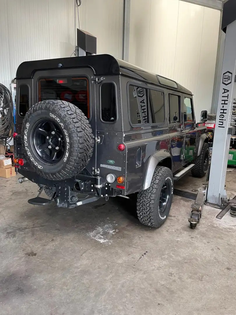 Land Rover Defender 110 DPF Station Wagon LXV photo 9