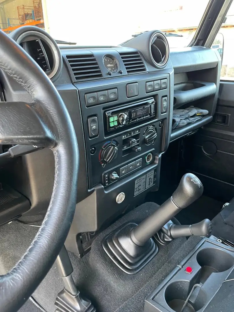Land Rover Defender 110 DPF Station Wagon LXV photo 12