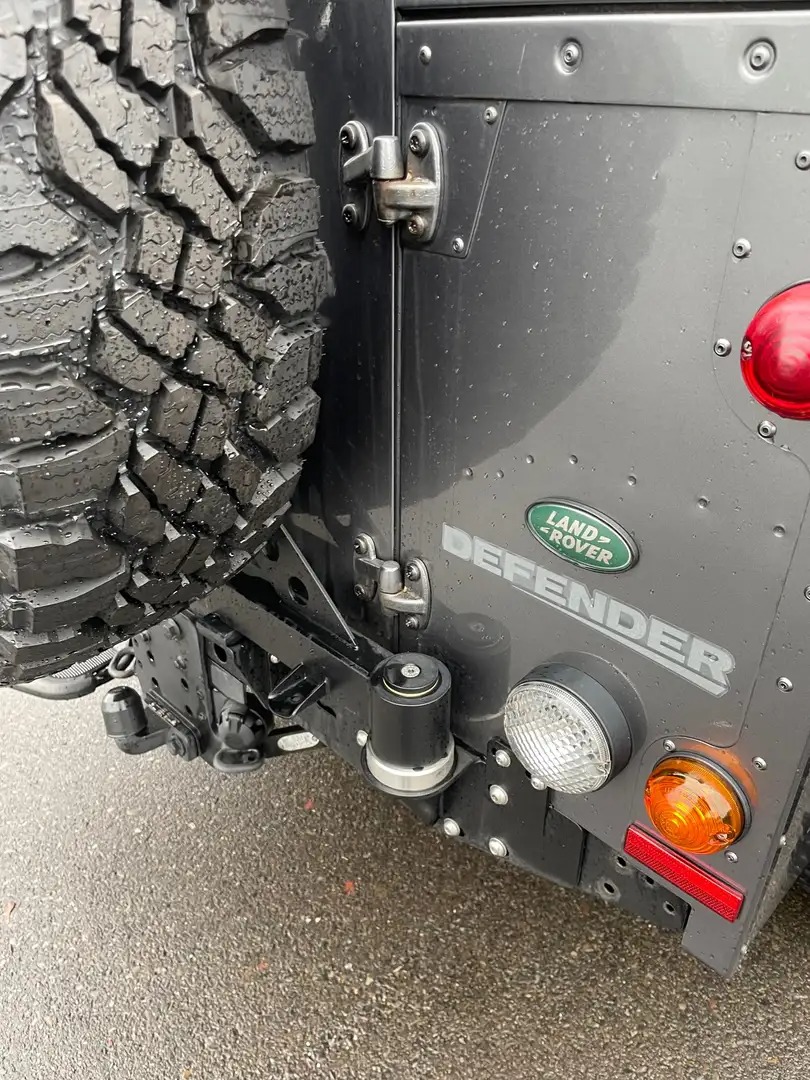 Land Rover Defender 110 DPF Station Wagon LXV photo 14