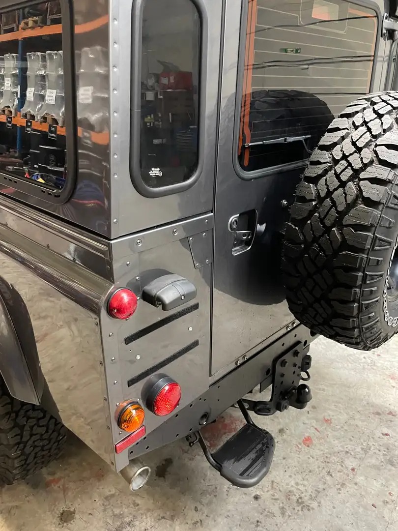 Land Rover Defender 110 DPF Station Wagon LXV photo 15