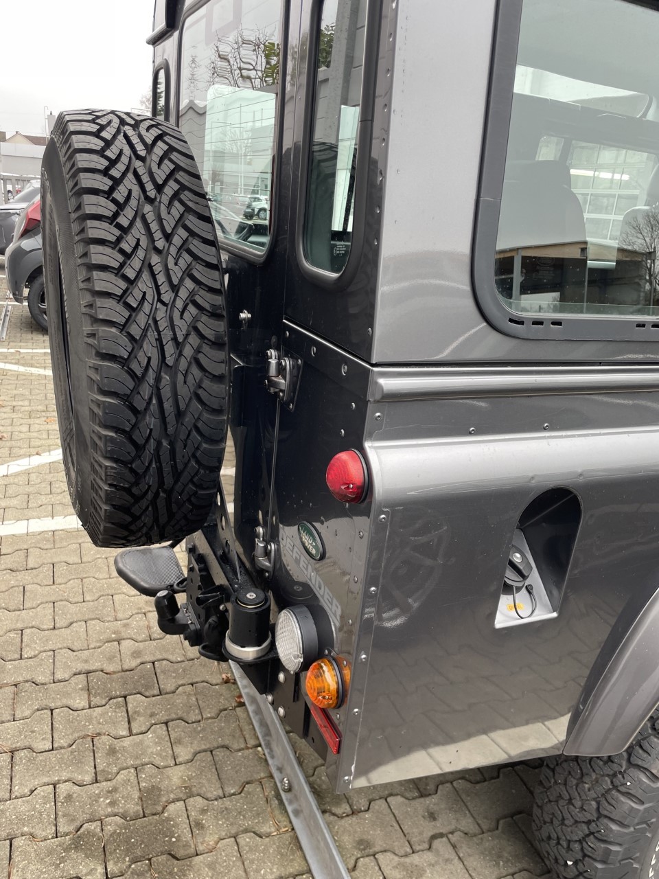 Land Rover Defender 110 DPF Station Wagon LXV photo 17