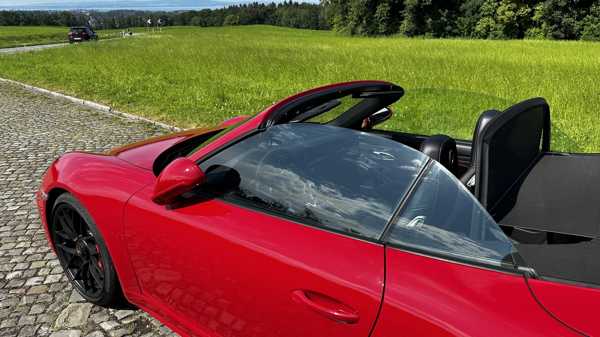 Porsche 911 Carrera 4 GTS Cabrio PDK photo 9