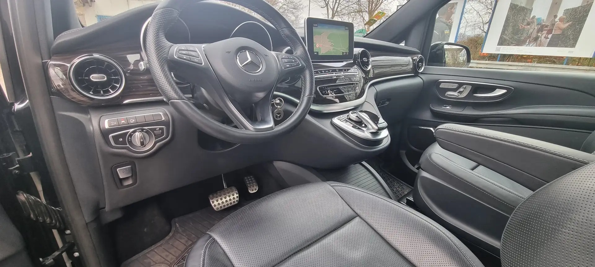 Mercedes-Benz V 300 d Lang 4Matic 9G-TRONIC Edition photo 8