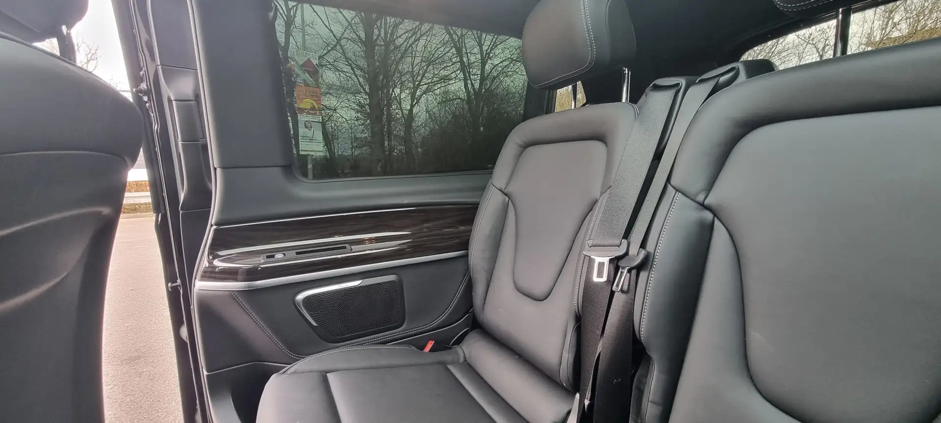 Mercedes-Benz V 300 d Lang 4Matic 9G-TRONIC Edition photo 12