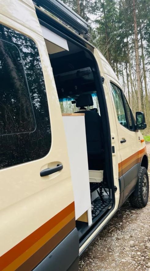 Mercedes-Benz Sprinter 9G-Tronic Premium 4x4 Van photo 6