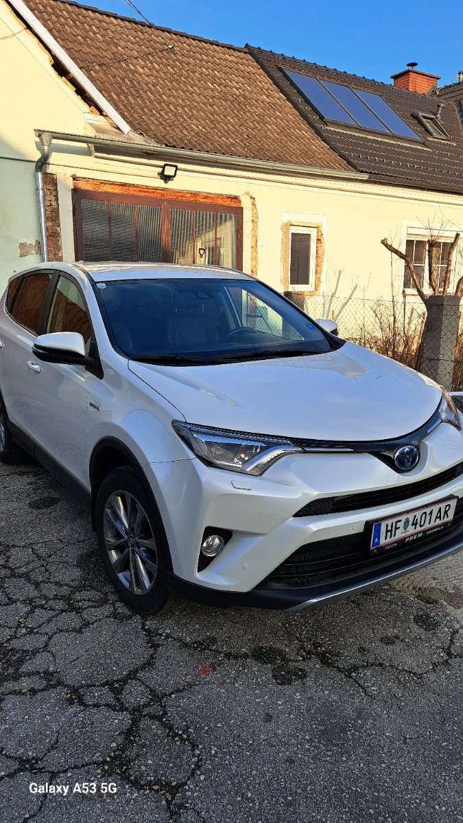 Toyota RAV4 photo 2
