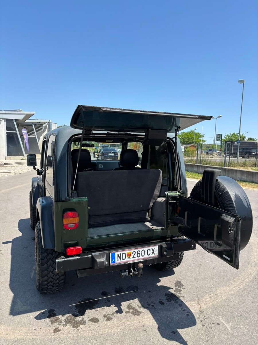 Jeep Wrangler photo 2